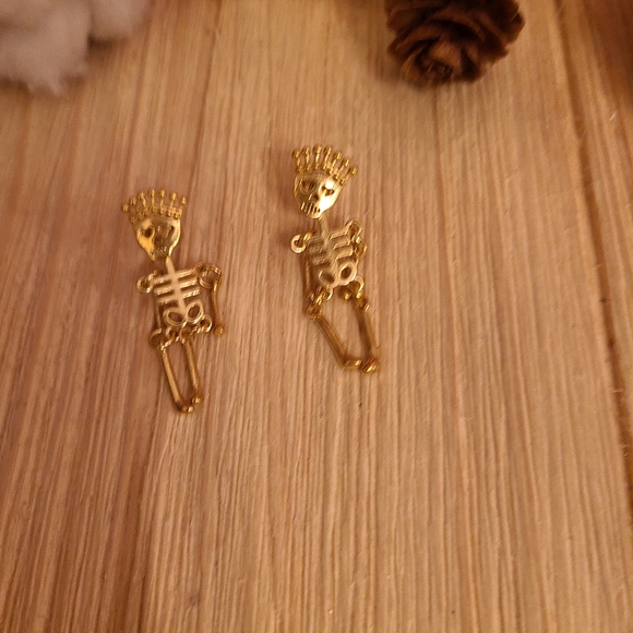 ๐๐NEW๐๐SUPER CUTE!! Stainless Steel Princess Skeleton Dangle Earrings - Picture 8 of 10